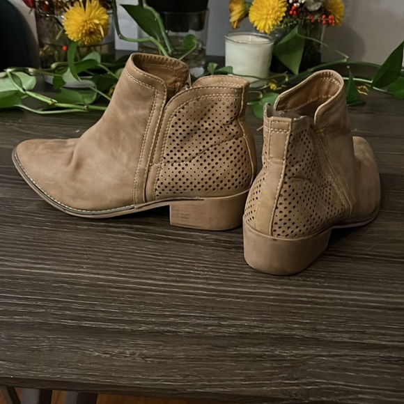 Madden Girl tan booties boots Women's 7.5 - Picture 5 of 7